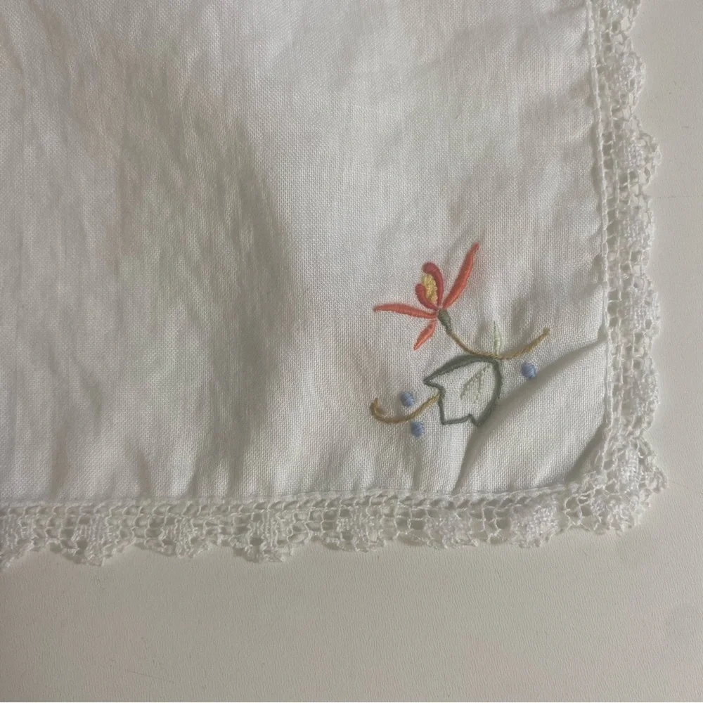 Vintage Set Of 7 Floral Embroidered Dinner Napkins With Lace Edge 15.5” Square